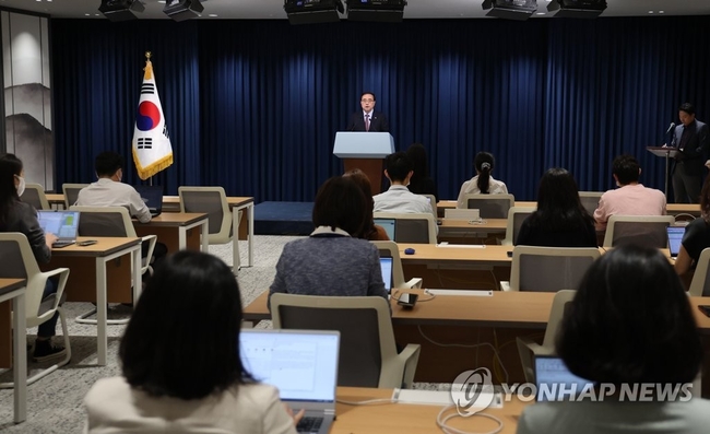 김성한 국가안보실장이 12일 오후 서울 용산 대통령실 청사에서 윤석열 대통령의 고(故) 엘리자베스 2세 영국 여왕 장례식 참석과<br>
유엔 총회 참석 일정 등에 대해 브리핑하고 있다. 2022.9.12 【연합뉴스】