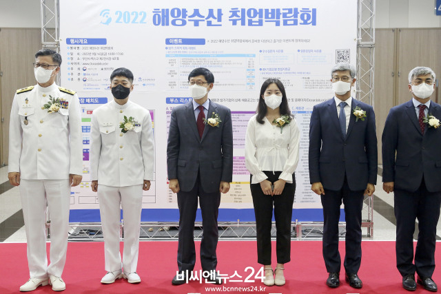 왼쪽에서 세 번째 송상근 해양수산부 차관과 오른쪽에서 두 번째 임문택 IBK기업은행 기업고객그룹장이 기념 촬영을 하고 있다.
