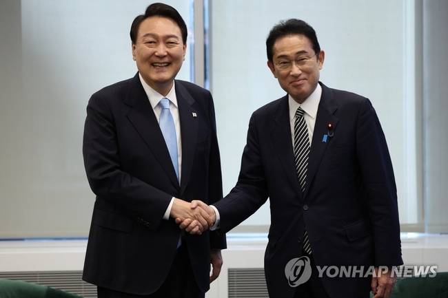 윤석열 대통령과 기시다 후미오 일본 총리가 21일(현지시간) 미국 뉴욕 한 컨퍼런스 빌딩에서 한일 정상 약식회담에 앞서 인사하고<br>
있다.2022.9.22 【연합뉴스】