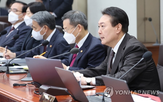  윤석열 대통령이 11일 오전 서울 용산 대통령실 청사에서 열린 국무회의에서 발언하고 있다. 2022.10.11 【연합뉴스】
