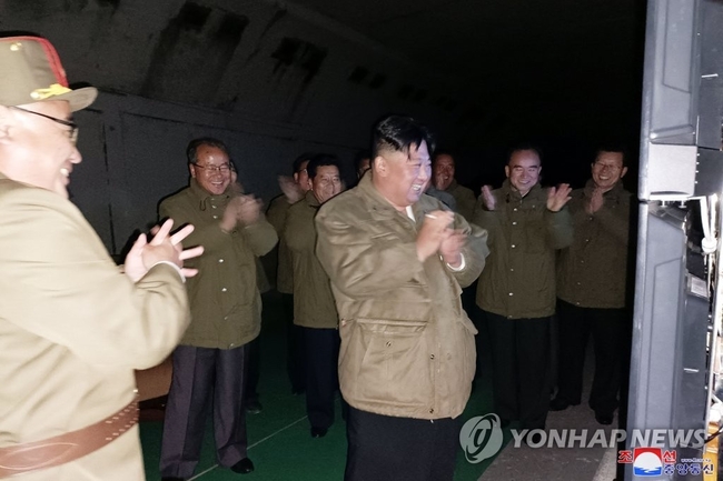 (평양 조선중앙통신=연합뉴스) 북한 김정은 국무위원장이 12일 전술핵운용부대에 배치된 장거리전략순항미사일 시험발사를<br>
현지에서 지도했다고 조선중앙통신이 13일 보도했다. 발사된 2기의 장거리전략순항미사일은 조선 서해 상공에 설정된 타원 및<br>
8자형 비행궤도를 따라 1만234초를 비행해 2천㎞ 계선의 표적을 명중 타격했다고 통신은 전했다. 2022.10.13 