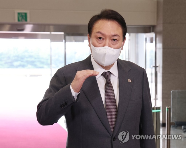 윤석열 대통령이 14일 오전 서울 용산 대통령실 청사로 출근하며 "북한 방사포 발사는 9ㆍ19 남북 군사합의 위반"이라고 밝히고있다. 2022.10.14 【연합뉴스】