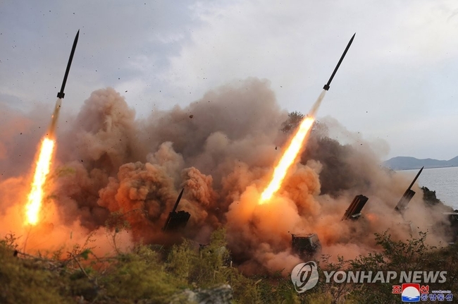 <strong>김정은, 전술핵운용부대 군사훈련 지도…"대화 필요성 안느껴"</strong><br>
(평양 조선중앙통신=연합뉴스) 김정은 북한 국무위원장은 북한군 전술핵운용부대 등의 군사훈련을 지도하며 "적들과 대화할 내용도<br>
없고 또 그럴 필요성도 느끼지 않는다"고 밝혔다.<br>
김 위원장은 지난달 25일부터 지난 9일까지 인민군 전술핵운용부대ㆍ장거리포병부대ㆍ공군비행대의 훈련에 참석한 자리에서 이같이 말했다고 조선중앙통신이 10일 밝혔다. 2022.10.10