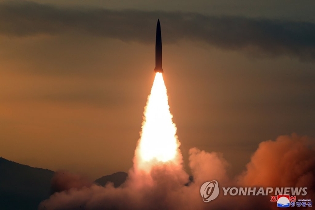 <strong>김정은, 전술핵운용부대 군사훈련 지도…"대화 필요성 안느껴"</strong><br>
(평양 조선중앙통신=연합뉴스) 김정은 북한 국무위원장은 북한군 전술핵운용부대 등의 군사훈련을 지도하며 "적들과 대화할 내용도<br>
없고 또 그럴 필요성도 느끼지 않는다"고 밝혔다.<br>
김 위원장은 지난달 25일부터 지난 9일까지 인민군 전술핵운용부대ㆍ장거리포병부대ㆍ공군비행대의 훈련에 참석한 자리에서 이같이 말했다고 조선중앙통신이 10일 밝혔다. 2022.10.10