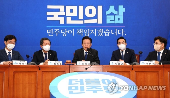 더불어민주당 이재명 대표가 17일 국회에서 열린 최고위원회의에서 발언하고 있다【연합뉴스】