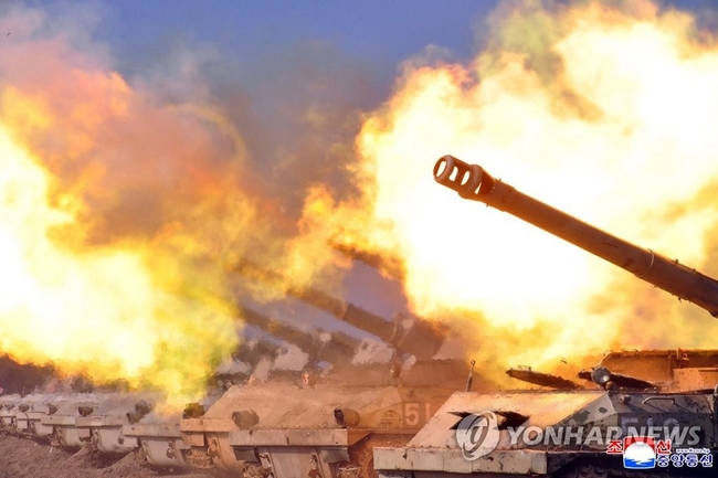 <strong>북한, 기계화부대 포병대대 사격훈련 </strong>2021년 11월 북한 포병구분대들의 포사격경기 모습. [조선중앙통신=연합뉴스 자료사진. 국내에서만 사용가능. 