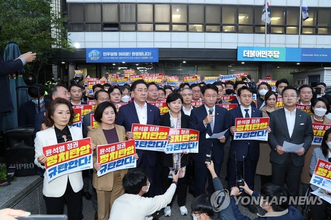  더불어민주당 조정식 사무총장이 19일 서울 여의도 중앙당사 앞에서 검찰의 민주연구원 압수수색 시도를 규탄하고 있다.<br>
2022.10.19 【연합뉴스】