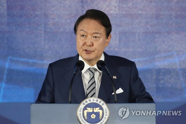  윤석열 대통령이 21일 인천시 연수구 송도컨벤시아에서 열린 제77주년 경찰의날 기념식에서 축사를 하고 있다. 2022.10.21<br>
【대통령실통신사진기자단=연합뉴스】