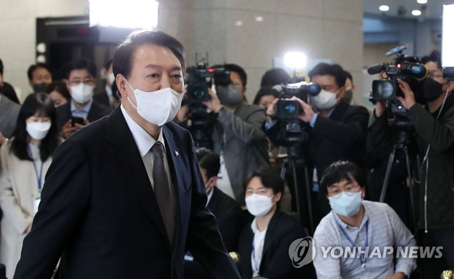 윤석열 대통령이 24일 오전 서울 용산 대통령실 청사로 출근, 시정연설 등과 관련한 취재진의 질문에 답한 뒤 집무실로 향하고<br>
있다. 2022.10.24 【대통령실통신사진기자단=연합뉴스 】