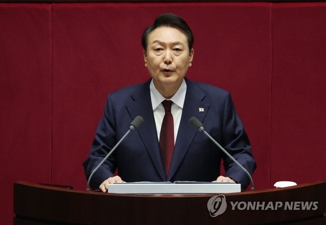 윤석열 대통령이 25일 오전 국회 본회의장에서 2023년도 예산안 및 기금운용계획안 시정연설을 하고 있다. 이날 더불어민주당<br>
의원들은 불참했다. 2022.10.25 【연합뉴스】