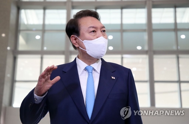 <strong>출근길 문답하는 윤석열 대통령</strong><br>
(서울=연합뉴스) 윤석열 대통령이 27일 오전 서울 용산 대통령실 청사로 출근, 취재진의 질문에 답하고 있다.