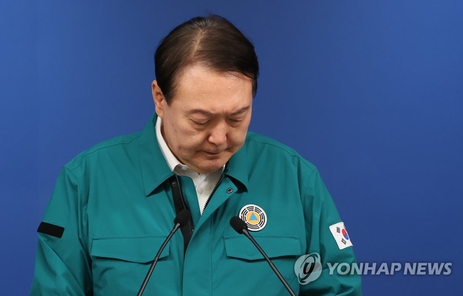 윤석열 대통령이 30일 오전 용산 대통령실 청사 브리핑룸에서 '이태원 핼러윈 참사'와 관련 대국민 담화를 발표하고 있다.<br>
2022.10.30 【연합뉴스】