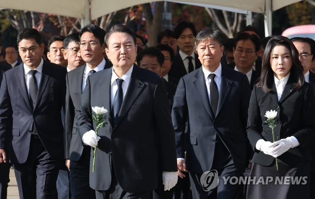윤석열 대통령과 김건희 여사가 31일 오전 서울광장에 마련된 이태원 사고 사망자 합동분향소를 방문, 헌화를 위해 이동하고<br>
있다. 2022.10.31 【연합뉴스】