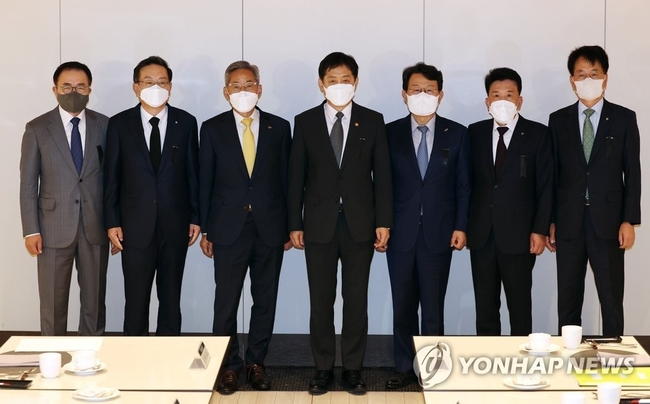 김주현 금융위원장이 1일 오전 서울 중구 은행연합회관에서 5대 금융지주 회장들과 간담회에 앞서 기념촬영을 하고 있다.<br>
KB금융 등 5대 금융지주는 최근 자금 시장 경색을 풀기 위해 올해 연말까지 95조원 규모의 유동성 및 자금 지원에 나서기로 했다. 2022.11.1 【연합뉴스】