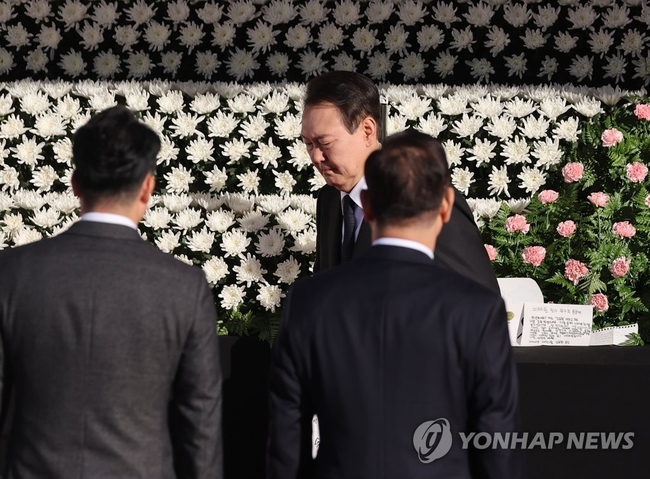 윤석열 대통령이 2일 오전 서울광장 이태원 사고 사망자 합동 분향소를 찾아 조문하고 있다. 2022.11.2 【연합뉴스】