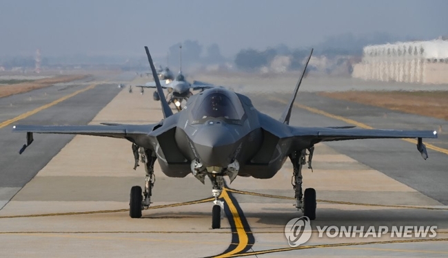 1일 한미공군의 대규모 연합공중훈련 '비질런트 스톰(Vigilant Storm)' 훈련에 참가해 임무에 나선 미군 F-35B 전투기(앞)와 우리<br>
공군 KF-16 전투기(뒤)가 군산기지 유도로를 지나고 있다. 2022.11.2 【공군 제공=연합뉴스】