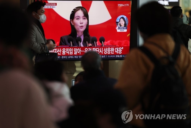 북한이 동해상으로 기종이 확인되지 않은 탄도미사일을 발사한 20일 오전 서울역 대합실에 시민들이 관련 뉴스를 시청하고 있다. 2023.2.20 (서울=연합뉴스)