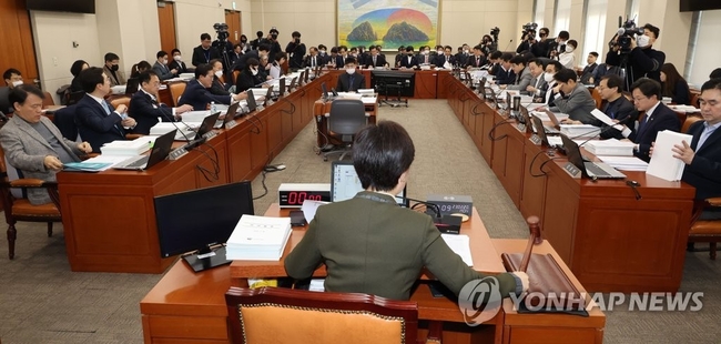 <strong>전날 정무위 전체회의에서 의사봉 두드리는 백혜련 정무위원장 </strong>【연합뉴스=자료사진】
