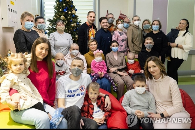 <strong>젤렌스카 우크라이나 영부인, 윤 대통령 부부 초청 의사</strong><br>
(서울=연합뉴스) 볼로디미르 젤렌스키 우크라이나 대통령 부인 올레나 젤렌스카 여사는 16일 연합뉴스와 진행한 서면 인터뷰에서<br>
한국을 '회복과 성장의 모델'로 칭하며 윤석열 대통령 부부를 우크라이나로 공식 초청하겠다는 의사를 밝혔다. 사진은 우크라이나<br>
국민과 함께한 올레나 젤렌스카 여사.2023.5.16 【우크라이나 대통령실 제공. 연합뉴스】