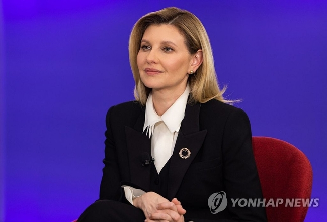 <strong>젤렌스카 우크라이나 영부인, 윤 대통령 부부 초청 의사</strong><br>
볼로디미르 젤렌스키 우크라이나 대통령 부인 올레나 젤렌스카 여사는 16일 연합뉴스와 진행한 서면 인터뷰에서 한국을 '회복과 성장의 모델'로 칭하며 윤석열 대통령 부부를 우크라이나로 공식 초청하겠다는 의사를 밝혔다. 2023.5.16 【우크라이나 대통령실 제공./연합뉴스】