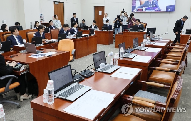 <strong>취업 후 학자금 상환 특별법 야당 단독 처리</strong><br>
16일 오전 국회에서 열린 교육위원회 전체회의에서 여당 의원들의 불참 속에 취업 후 학자금 상환 특별법 일부개정법률안이 의결되고 있다. 2023.5.16 【연합뉴스】