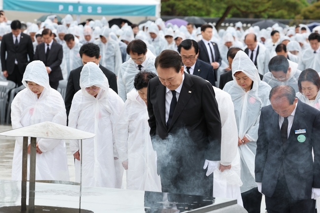 <strong>묵념하는 윤석열 대통령</strong>