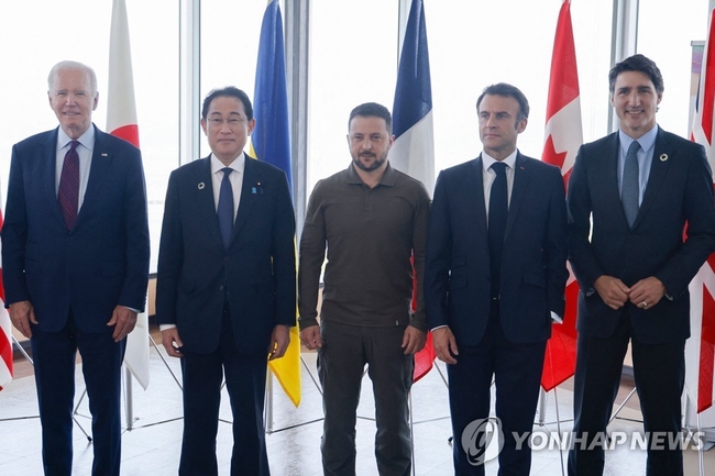 <strong>G7 정상회의 참석한 젤렌스키 대통령</strong><br>
볼로디미르 젤렌스키 우크라이나 대통령이 21일 히로시마에서 열리고 있는 주요 7개국(G7) 정상회의에 참석해 기념사진 촬영에 응하고 있다.(히로시마 AFP=연합뉴스)