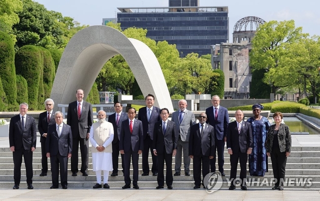 <strong>G7 초청국 정상들과 히로시마 평화기념공원 방문</strong><br>
윤석열 대통령이 21일 일본 히로시마 평화기념공원에서 기시다 후미오 일본 총리 및 G7 참관국 정상들과 함께 원폭 희생자<br>
위령비에 헌화한 뒤 기념 촬영을 하고 있다. 2023.5.21 【히로시마=연합뉴스】<br>
