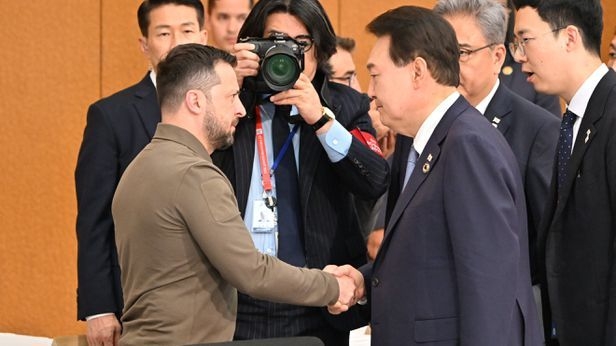 G7 정상회의 참관국 자격으로 일본을 방문 중인 윤석열 대통령과 G7 정상회의에 전격적으로 참석한 볼로디미르 젤렌스키<br>
우크라이나 대통령이 21일 히로시마 그랜드프린스호텔에서 열린 G7 정상회의 확대세션에서 만나 악수하고 있다. 2023.5.21<br>
【연합뉴스】