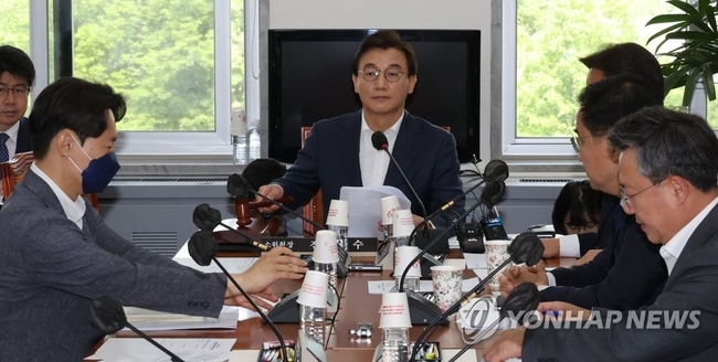 전재수 국회 정치개혁특별위원회 법안심사제1소위원회 위원장이 22일 오전 서울 여의도 국회에서 열린 정치개혁특별위원회 법<br>
안 심사제1소위원회에서 의사봉을 두드리고 있다. 2023.5.22 【서울=연합뉴스】