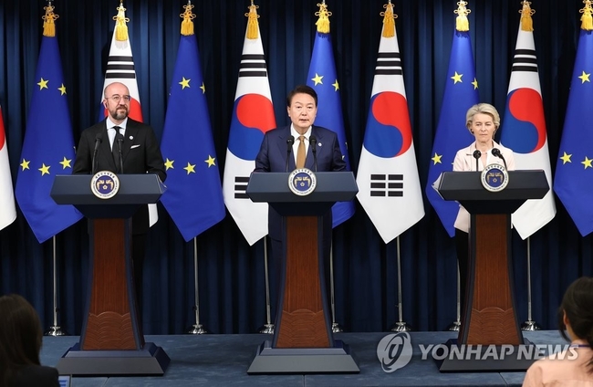 윤석열 대통령이 22일 서울 용산 대통령실 청사에서 열린 우르줄라 폰데어라이엔 EU 집행위원장(오른쪽), 샤를 미셸 EU 정상회의(이사회) 상임의장과의 한-EU 정상회담 공동 언론발표에서 발언하고 있다. 【서울=연합뉴스】