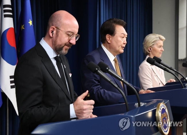  윤석열 대통령이 22일 서울 용산 대통령실 청사에서 열린 우르줄라 폰데어라이엔 EU 집행위원장(오른쪽), 샤를 미셸 EU 정상회의<br>
(이사회) 상임의장과의 한-EU 정상회담 공동 언론발표에서 발언하고 있다.. 2023.5.22 【서울=연합뉴스】