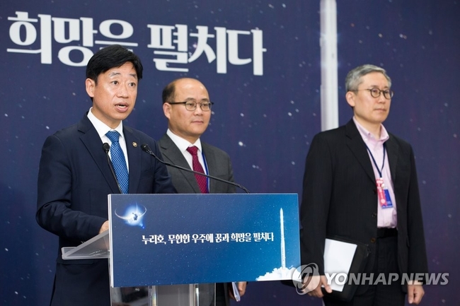 <strong>'누리호 3차 발사시각' 브리핑하는 오태석 1차관</strong><br>
오태석 과학기술정보통신부 1차관이 25일 오전 전남 고흥군 나로우주센터 프레스룸에서 '누리호 3차 발사시각 (18시 24분)' 관련<br>
브리핑을 하고 있다. 2023.5.25 【과학기술정보통신부 제공.=연합뉴스】