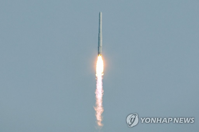 <strong>우주로의 타오르는 열망을 추진력 삼아</strong><br>
【고흥=연합뉴스】 25일 오후 전남 고흥군 나로우주센터에서 국내 처음으로 실용 위성을 탑재해 3차 발사된 누리호(KSLV-Ⅱ)가 우주로 향하고 있다. 이번 3차 발사는 차세대소형위성 2호 1기와 큐브위성 7기 등 본격적으로 실용급 위성을 탑재해 발사하는 첫 사례다. 2023.5.25