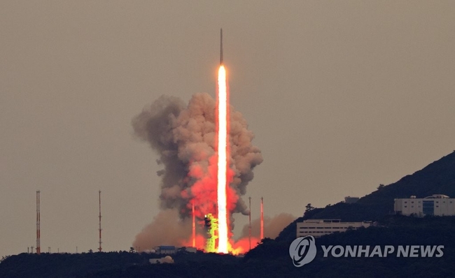 국내 독자 기술로 개발된 한국형 발사체 누리호(KSLV-Ⅱ)가 25일 오후 전남 고흥군 나로우주센터에서 발사되고 있다.<br>
이번 누리호 3차 발사는 차세대소형위성 2호 1기와 큐브위성 7기 등 본격적으로 실용급 위성을 탑재해 발사하는 첫 사례다.<br>
2023.5.25 【연합뉴스】