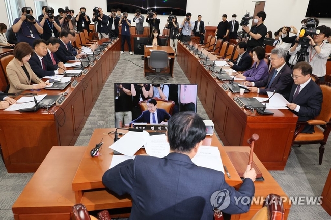 무소속 김남국 의원에 대한 징계 절차 논의를 위해 30일 오전 국회에서 열린 윤리특별위원회 전체회의에서 변재일 위원장이 의사<br>
봉을 두드리고 있다. 2023.5.30【연합뉴스】