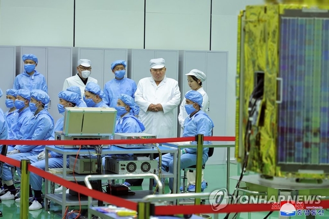 (평양 조선중앙통신=연합뉴스) 북한 김정은 국무위원장이 정찰위성 발사준비위원회 사업을 현지 지도했다고 조선중앙통신이 17 일 보도했다. 2023.5.17 【국내에서만 사용가능】