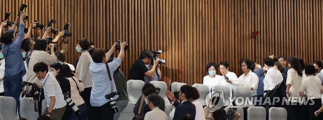  30일 대한간호협회 회원들이 국회 본회의장을 나가고 있다. 이날 윤석열 대통령이 거부권을 행사한 간호법 제정안은 부결돼 결국<br>
폐기됐다. 2023.5.30 【서울=연합뉴스】