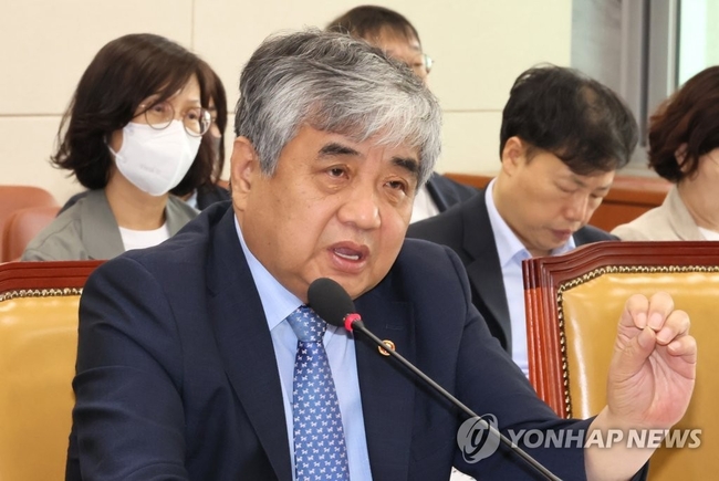 한상혁 방송통신위원장이 지난 24일 오전 국회에서 열린 과학기술정보방송통신위원회 전체회의에서 의원질의에 답변하고<br>
있다. 2023.5.24 【서울=연합뉴스】