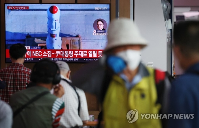 북한이 31일 오전 6시29분께 평안북도 동창리 일대에서 남쪽 방향으로 북한이 주장하는 우주발사체를 발사했다고 합동참모본부<br>
가 밝혔다. 이날 오전 서울역 대합실에 시민들이 발사 소식을 전하는 뉴스를 시청하고 있다 .2023.5.31【연합뉴스】