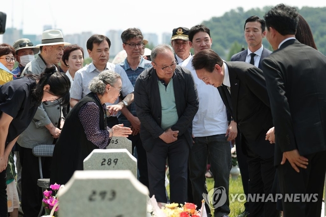 <strong>베트남전 전사자 묘역 찾은 윤석열 대통령 부부</strong><br>
윤석열 대통령과 김건희 여사가 6일 서울 동작구 국립서울현충원에서 열린 제68회 현충일 추념식에 참석한 뒤 베트남전 전사자 묘역을 방문, 참배객들과 대화하고 있다. 2023.6.6 【대통령실 제공=연합뉴스】