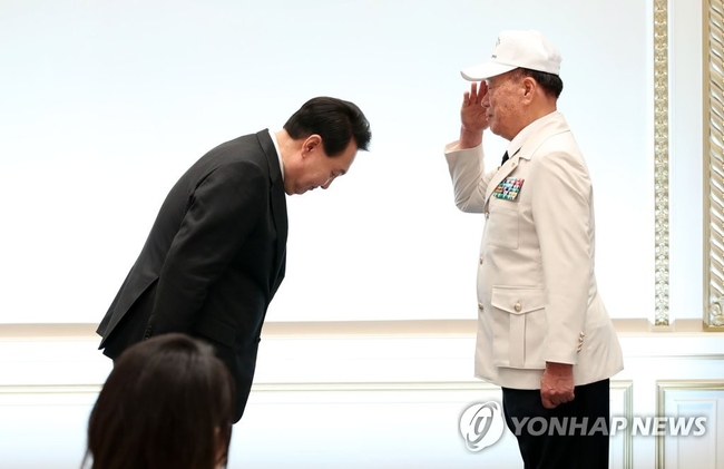<strong>경례받는 윤석열 대통령</strong><br>
(서울=연합뉴스) 진성철 기자 = 윤석열 대통령이 14일 청와대 영빈관에서 열린 국가유공자 및 보훈가족 초청 오찬에서 대한민국6.25참전유공자회 김창석 이사와 인사하고 있다. 2023.6.14 【대통령실통신사진기자단=연합뉴스】