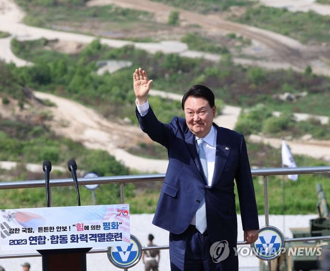 윤석열 대통령이 15일 경기 포천 승진훈련장에서 '2023 연합·합동 화력격멸훈련'을 주관한 뒤 함께 참관한 국민들에게 인사말에<br>
앞서 손을 들어 인사하고 있다. 2023.6.15 【포천=연합뉴스】