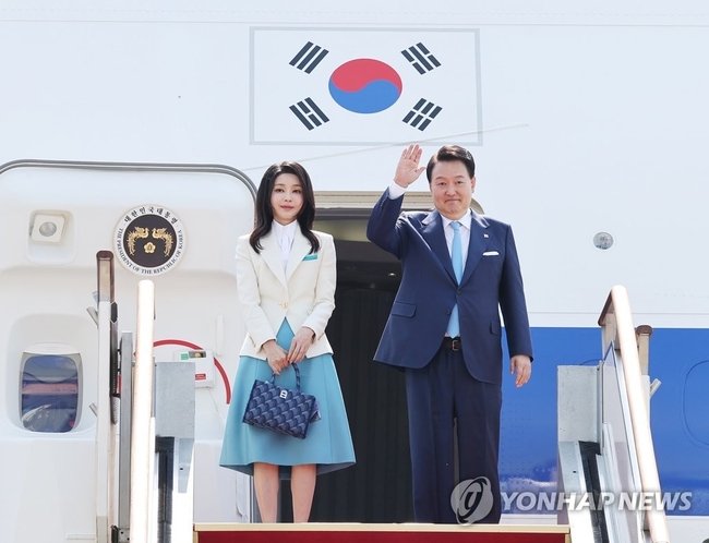 <strong>프랑스·베트남 순방 출국하는 윤석열 대통령 내외</strong><br>
프랑스·베트남을 방문하는 윤석열 대통령과 김건희 여사가 19일 성남 서울공항에서 출국하며 공군 1호 기에 올라 손을 들어 인사 를 하고 있다. 2023.6.19 【성남=연합뉴스】