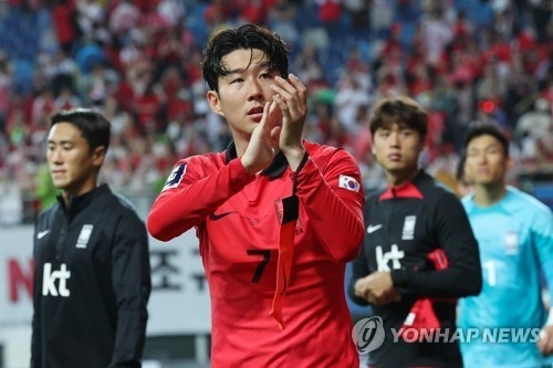 <strong>팬들에게 인사하는 손흥민</strong><br>
20일 대전월드컵경기장에서 열린 축구 국가대표팀 평가전 한국과 엘살바도르의 경기가 1-1로 끝난 뒤 손흥민이 그라운드를 돌며<br>
관중을 향해 인사하고 있다. 2023.6.20 【대전=연합뉴스】