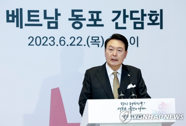 윤석열 대통령이 22일 하노이 한 호텔에서 열린 베트남 동포 오찬 간담회에서 격려사를 하고 있다. 2023.6.22【하노이=연합뉴스】
