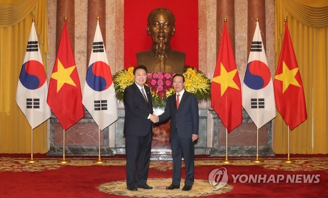 베트남을 국빈 방문 중인 윤석열 대통령과 보 반 트엉 베트남 국가주석이 23일(현지시간) 하노이 주석궁에서 기념 촬영을 하고 있<br>
다. 2023.6.23 【하노이=연합뉴스】