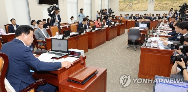  김철민 교육위원장이 27일 오후 서울 여의도 국회에서 열린 교육위원회 전체회의에서 의사봉을 두드리고 있다. 2023.6.27 <br>
【서울=연합뉴스】