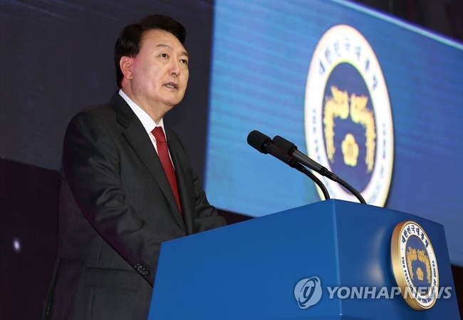 윤석열 대통령이 28일 서울 중구 장충체육관에서 열린 한국자유총연맹 창립 제69주년 기념식에서 축사하고 있다. 2023.6.28<br>
【서울=연합뉴스】