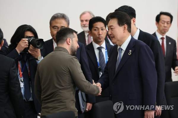 윤석열 대통령이 15일(현지시간) 전쟁 중인 우크라이나를 전격 방문해 젤렌스키 우크라이나 대통령은 만나 악수하고 있다.